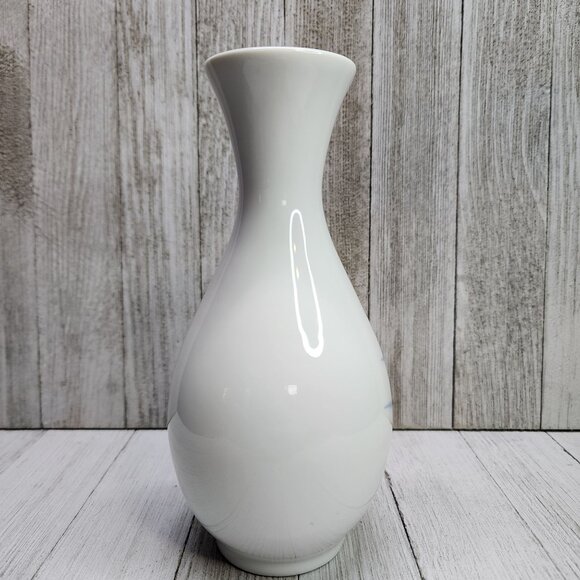 Vintage Japanese Hand Painted Porcelain Vase Floral Design White 7.25'' Tall - Picture 5 of 8